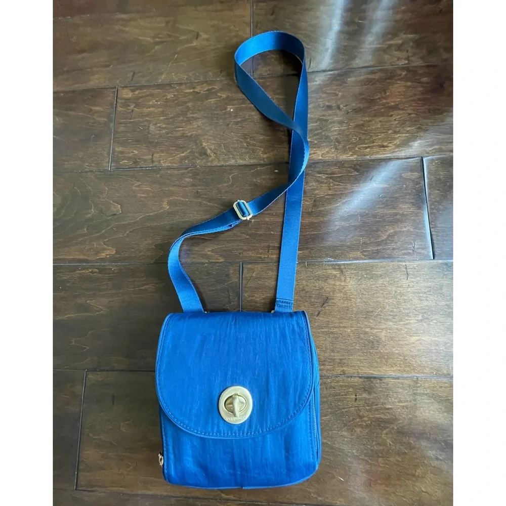 Baggallini crossbody blue color. Pockets with zippers and secure turn latch. - Picture 1 of 12